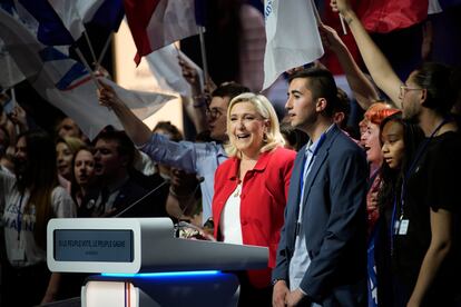 Marine Le Pen canta 'La Marsellesa' el día 14 en un mitin en Aviñón.