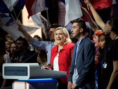 Marine Le Pen canta 'La Marsellesa' el día 14 en un mitin en Aviñón.