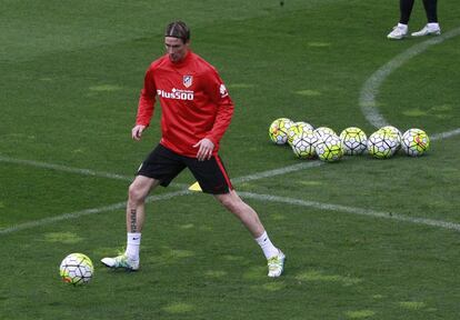 El delantero del Atlético de Madrid Fernándo Torres durante el entrenamiento realizado en el cerro del Espino, en Majadahonda (Madrid), el 16 abril de 2016.