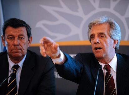 Tabaré Vázquez (derecha) y el vicepresidente, Rodolfo Nin Novoa, ayer durante la presentación del nuevo Gabinete.