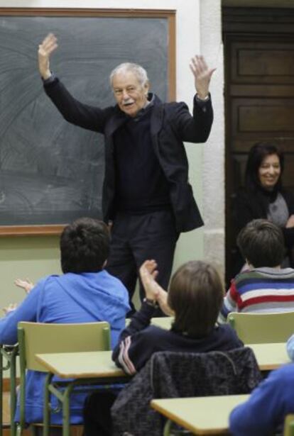 Eduardo Mendoza entrando en el aula del Instituto Rosalía