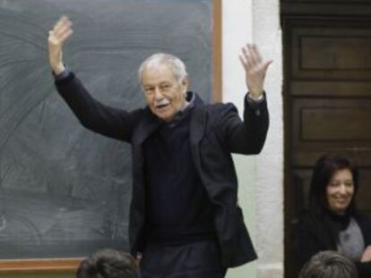 Eduardo Mendoza entrando en el aula del Instituto Rosalía