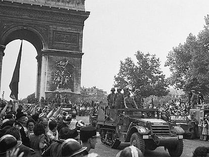 La División Leclerc, con republicanos españoles, desfila junto al Arco del Triunfo tras la liberación de París en 1944.