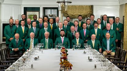 Cena de los campeones en el Masters de Augusta, con Jon Rahm en el centro, en una imagen del torneo.