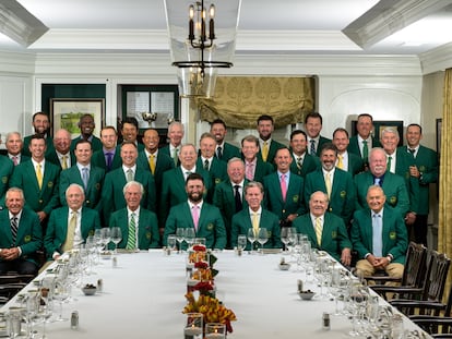 Cena de los campeones en el Masters de Augusta, con Jon Rahm en el centro, en una imagen del torneo.