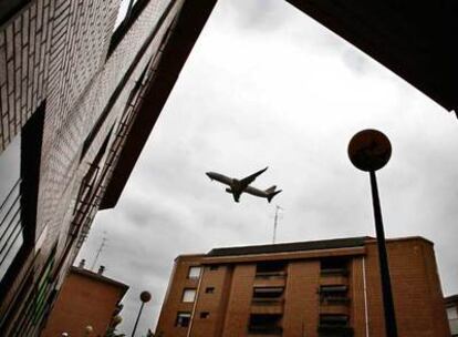 Un avión pasaba en la mañana de ayer sobre varias viviendas en el término municipal de Sondika.