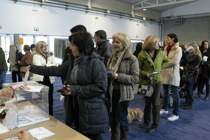 Las autoridades han calificado de tranquila la jornada electoral. A primera hora de la mañana se veían algunas colas en sitios como Vilassar de Mar (Barcelona).