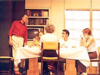 José Luis Pellicena, a la izquierda, en una escena de la obra de teatro <i>Familia.</i>