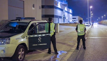 Agentes de la Guardia Civil en la imprenta Indugraf, en Constant&iacute; (Tarragona).