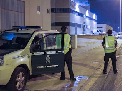 Agentes de la Guardia Civil en la imprenta Indugraf, en Constant&iacute; (Tarragona).