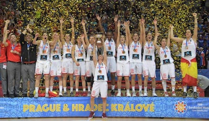 Las jugadoras espa&ntilde;olas celebran la conquista del Eurobasket 2017.