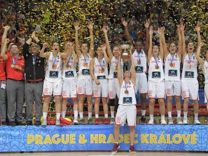 Las jugadoras espa&ntilde;olas celebran la conquista del Eurobasket 2017.