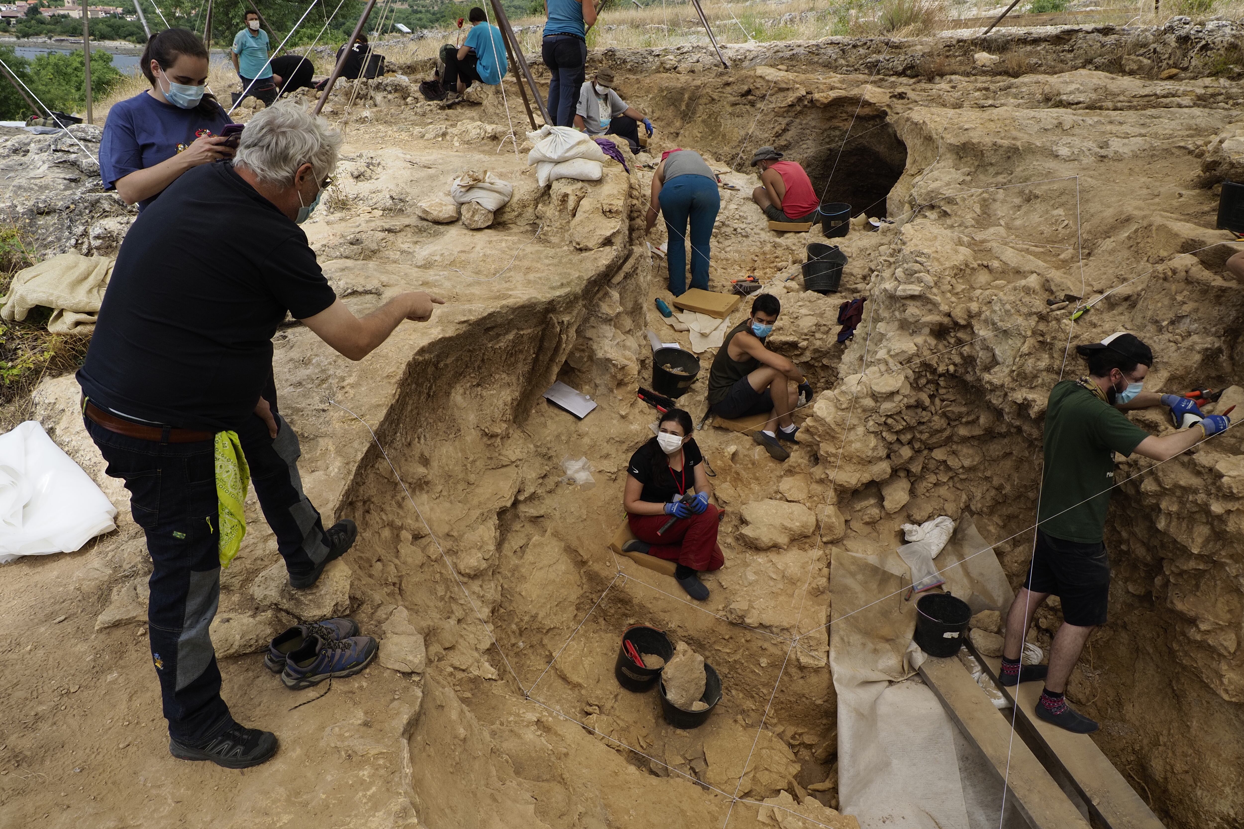 Excavación de la cueva neandertal Des-Cubierta, en Pinilla del Valle.