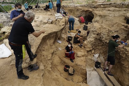 Digging at the Des-Cubierta cave in Pinilla del Valle.