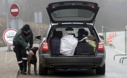 Un polic&iacute;a lituano registraba un coche en la frontera con Letonia el pasado marzo.