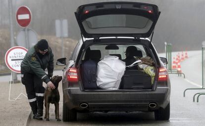 Un policía lituano registraba un coche en la frontera con Letonia el pasado marzo.