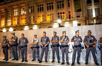 Policiamento ao lado da Praça Julio Prestes, onde foi instalado o palco com as atrações de maior público.