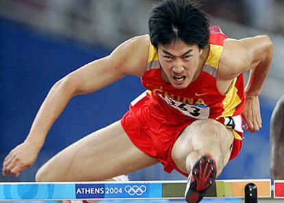 El chino  Xiang Liu salta el último obstáculo antes de proclamarse campeón en la prueba de 110 metros vallas.