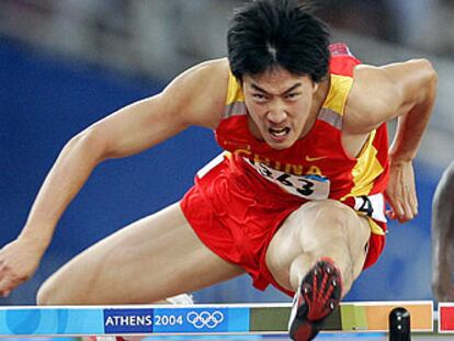 El chino Xiang Liu salta el último obstáculo antes de proclamarse campeón en la prueba de 110 metros vallas.
