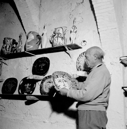 Pablo Picasso examina algunas de sus cerámicas en el taller de Vallauris en abril de 1949.
