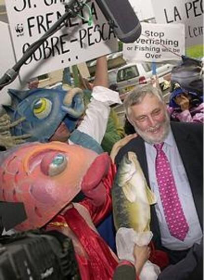 <b></b><i>Defensores de los peces, </i>protestando ayer ante Fischler en Luxemburgo.