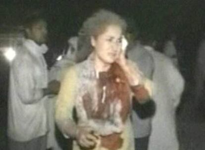 Imagen transmitida por la cadena Aaj Television que muestra a una persona herida tras la explosión que sacudió el hotel Pearl Continental en la ciudad paquistaní de Peshawar