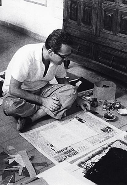 Gerardo Rueda, preparando uno de sus &#39;collages&#39; en su estudio, en 1962.