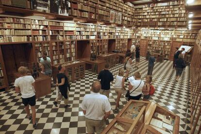 El Museo Castillo de Peralada tiene la biblioteca particular más bien dotada de Cataluña con unos 100.000 volúmenes  .