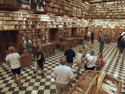 El Museo Castillo de Peralada tiene la biblioteca particular más bien dotada de Cataluña con unos 100.000 volúmenes  .