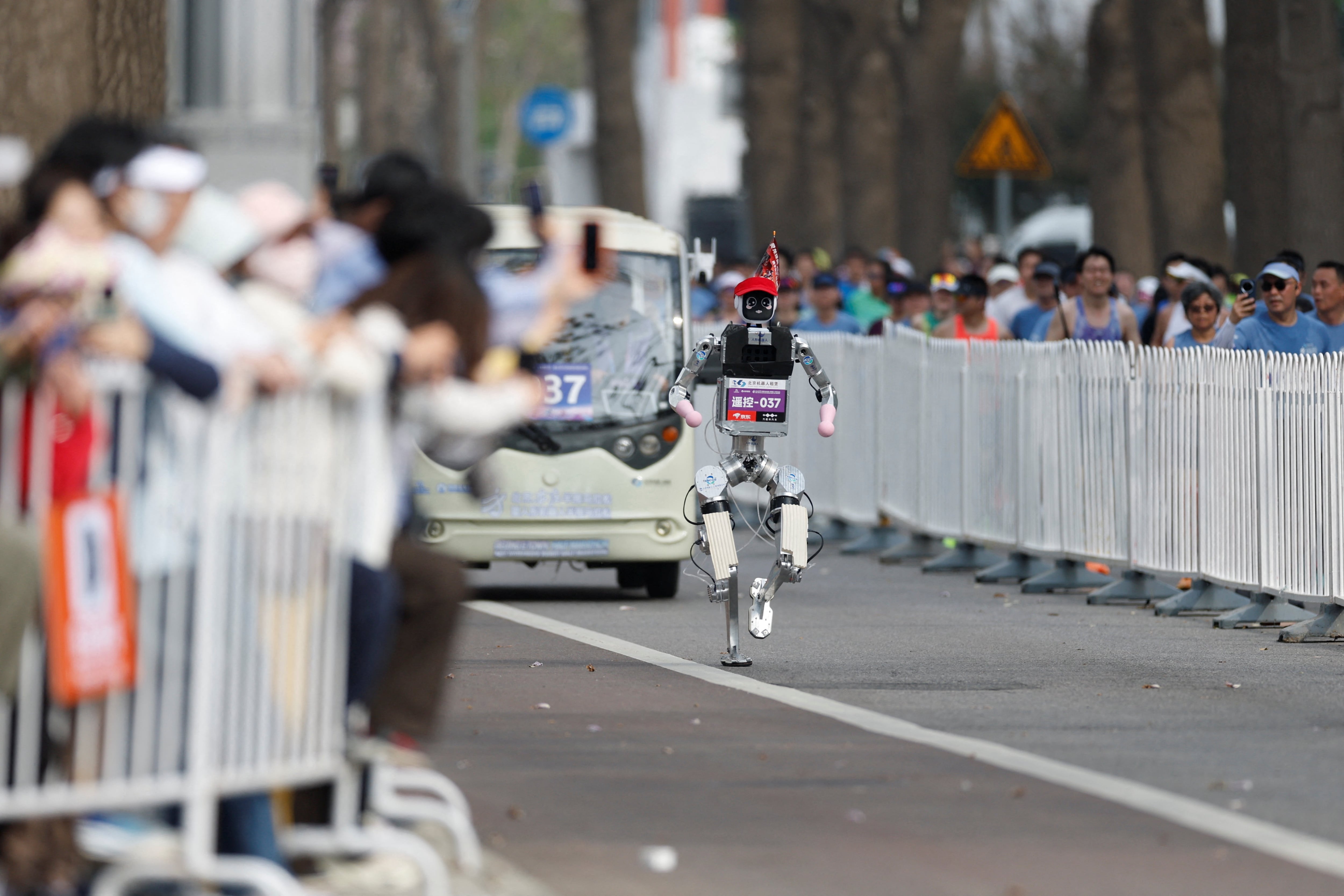 Los robots humanoides baten récords en la media maratón de Pekín ante 12.000 corredores, en imágenes