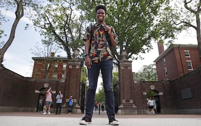 El estudiante Obasi Shaw posa a las puertas de la Universidad de Harvard (EE UU).