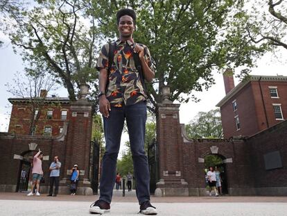 El estudiante Obasi Shaw posa a las puertas de la Universidad de Harvard (EE UU).