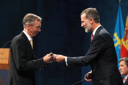 El rey Felipe junto al biólogo sueco Svante Pääbo (i), ganador del premio de Investigación Científica y Técnica.