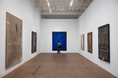 Una sala de sala de l’exposició 'Antoni Tàpies. La pràctica de l’art', al fons 'Pintura Blava amb Arc de Cercle'.
