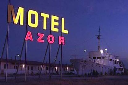 Fotograma del cortometraje que firma Juan Antonio Barrero, en el que aparece el <i>Azor</i> varado.