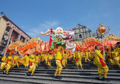 Dançarinos no 'baile do dragão', parte das celebrações do Ano Novo Lunar em Macau, na China.