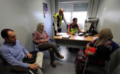 Una mujer siria (derecha) pide asilo en las oficinas españolas en la frotnera de Melilla con Marruecos.
