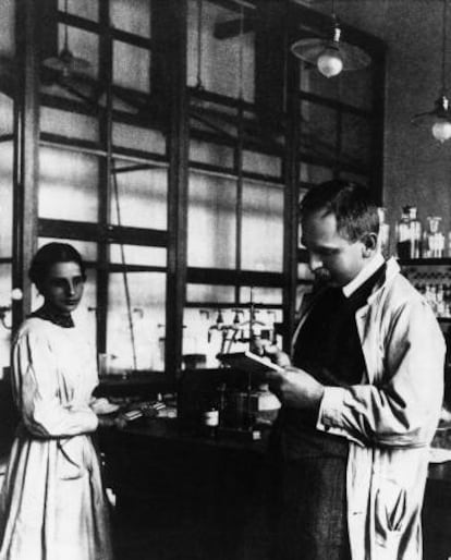 Lise Meitner trabajando con el Premio Nobel de Química Otto Hahn en 1920.