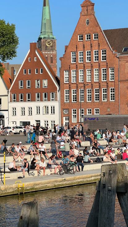 Disfrutando del atardecer en Drehbrückenplatz, en Lübeck.