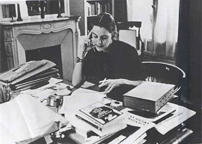 La escritora estadounidense Mary McCarthy (1912-1989), en su estudio.