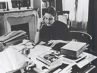 La escritora estadounidense Mary McCarthy (1912-1989), en su estudio.