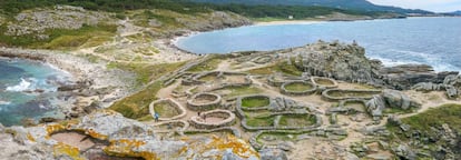 Vista del istmo del castro de Baroña, en Porto do Son (A Coruña).