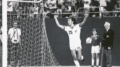 Santi Formoso celebra un gol con el Cosmos. 