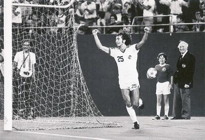 Santi Formoso celebra un gol con el Cosmos. 