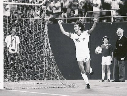 Santi Formoso celebra un gol con el Cosmos. 