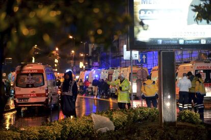 Metges i agents de seguretat treballen en l'escena després d'un atac en un popular club nocturn a Istanbul.