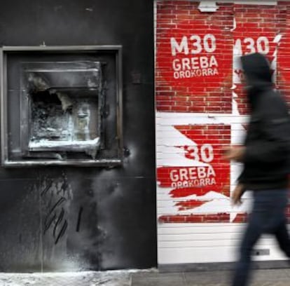 Un cajero incendiado en Hernani al inicio de la jornada de huelga general.