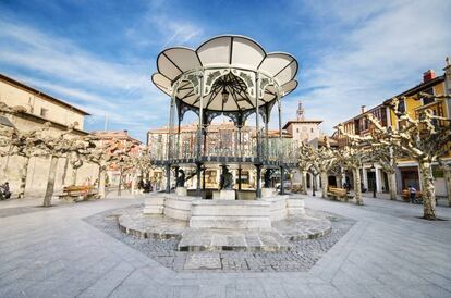 En la Plaza Mayor de Briviesca se levanta un templete modernista, icono de esta localidad de Burgos.