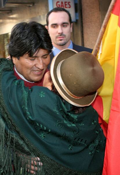 Una mujer boliviana saluda con cariño al presidente electo de su país a su llegada a Madrid.