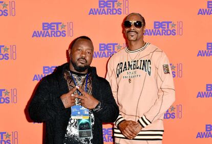 Sly Pyper (izquierda) y Snoop Dogg posan para los medios gráficos.